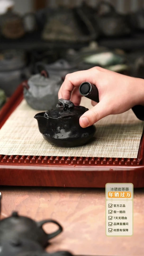 柯荣盛老师作品冰碛岩重工雕刻金蟾宝瓶