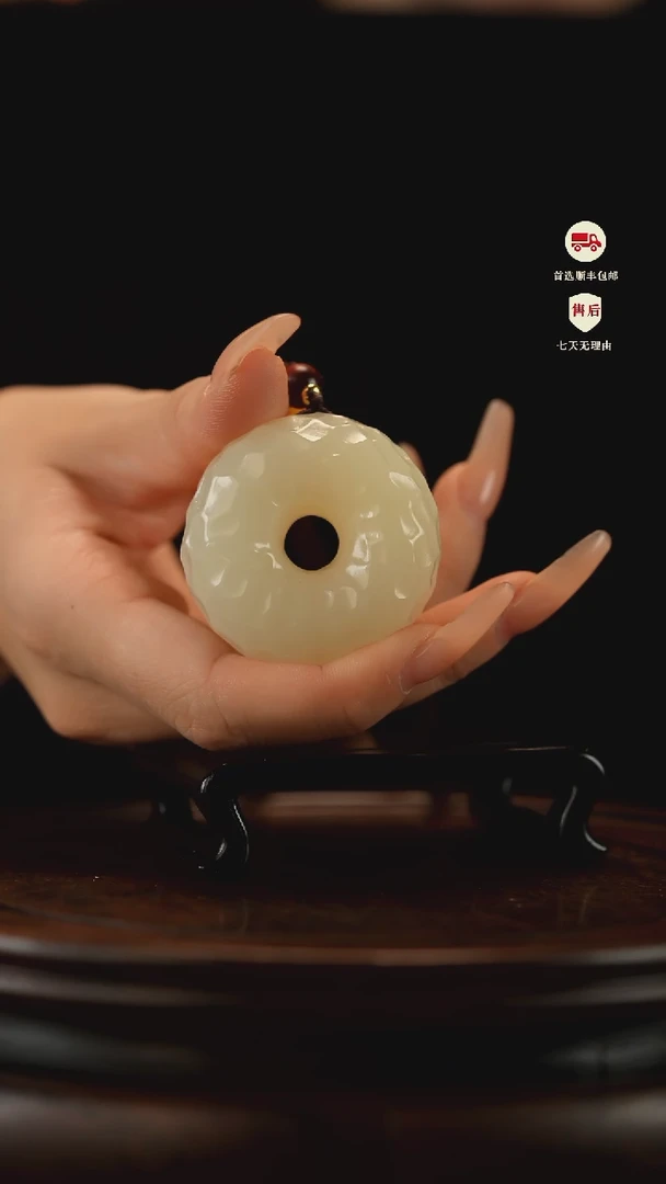 云南石竹叶青雕刻：千锤百炼平安扣手把件