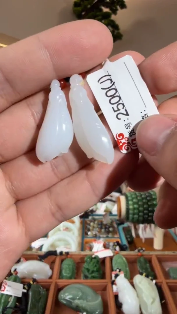 颈饰未镶嵌和田玉J多样性发货发其中一件