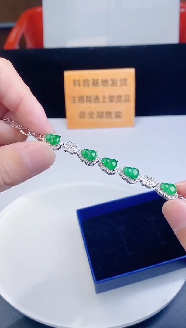 颈饰未镶嵌翡翠·