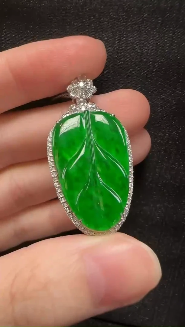 颈饰18K金镶嵌翡翠125叶子一个