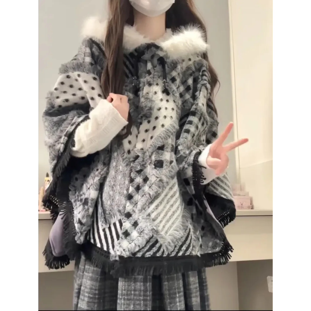 黑白格纹斗篷大衣宽松流苏连帽毛绒披肩外套女搭配半身裙两件套冬