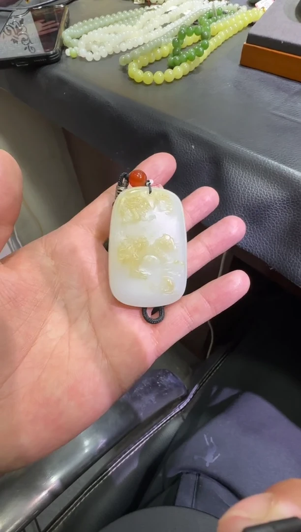 吊坠(赠链)未镶嵌和田玉金山糖白吊坠（产地直发）