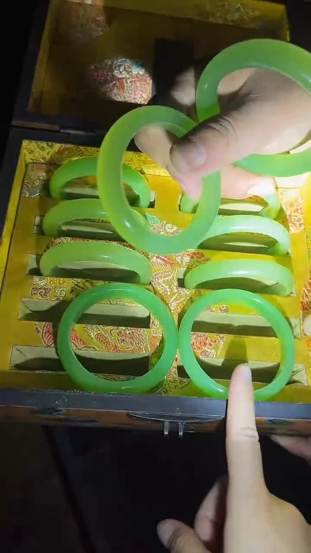 和田玉手镯未镶嵌和田玉手镯.1对.扁.细