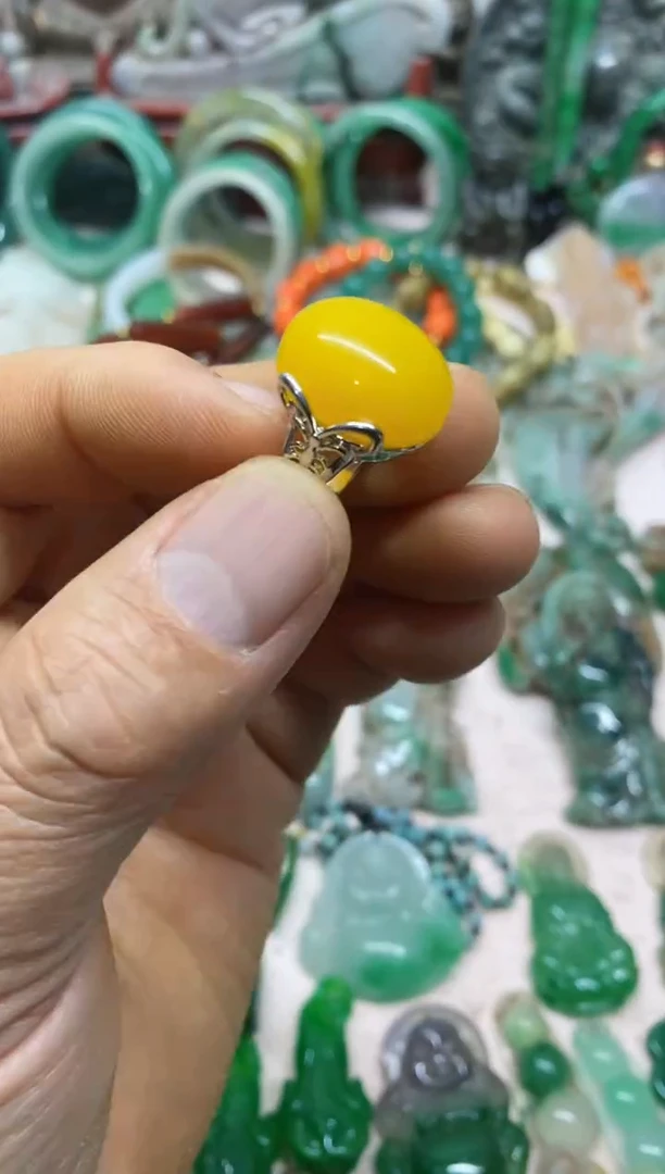 【闪购商品】80直播间的实时画面