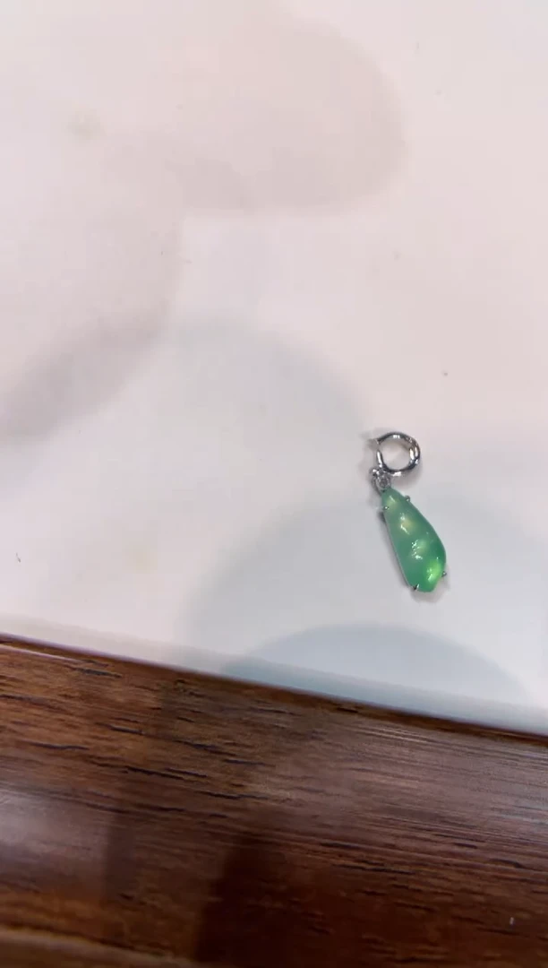 颈饰18K金镶嵌翡翠福豆