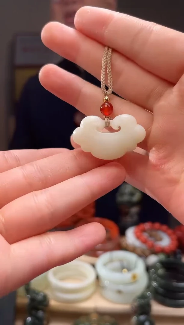颈饰未镶嵌和田玉吊坠