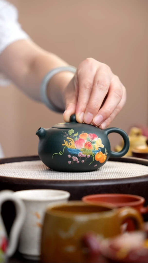 茶壶紫砂九龄君子兰西施泥绘硕果