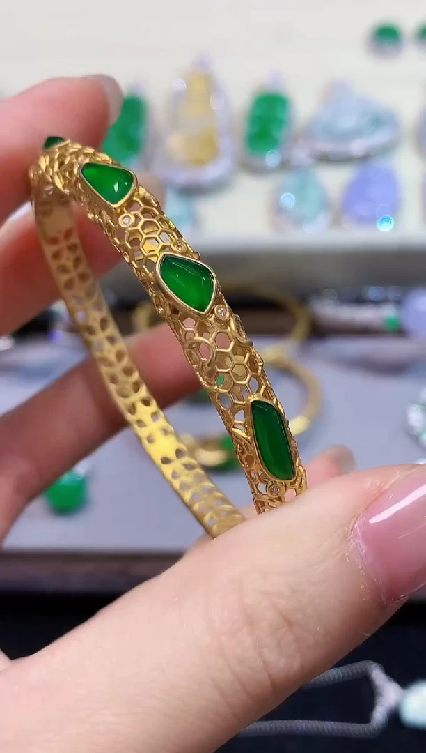 18K金镶嵌手镯翡翠多样性发其一