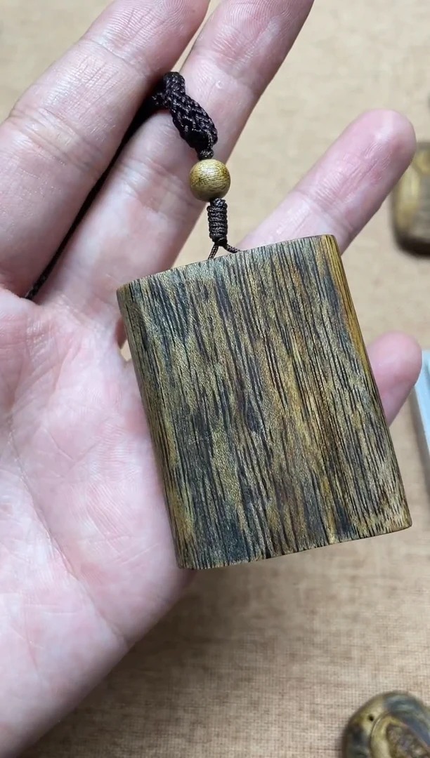 沉香手串用****0红金猊雕刻吊坠随型多样性发其一