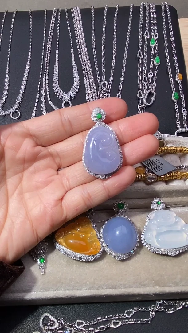 颈饰18K金镶嵌翡翠吊坠