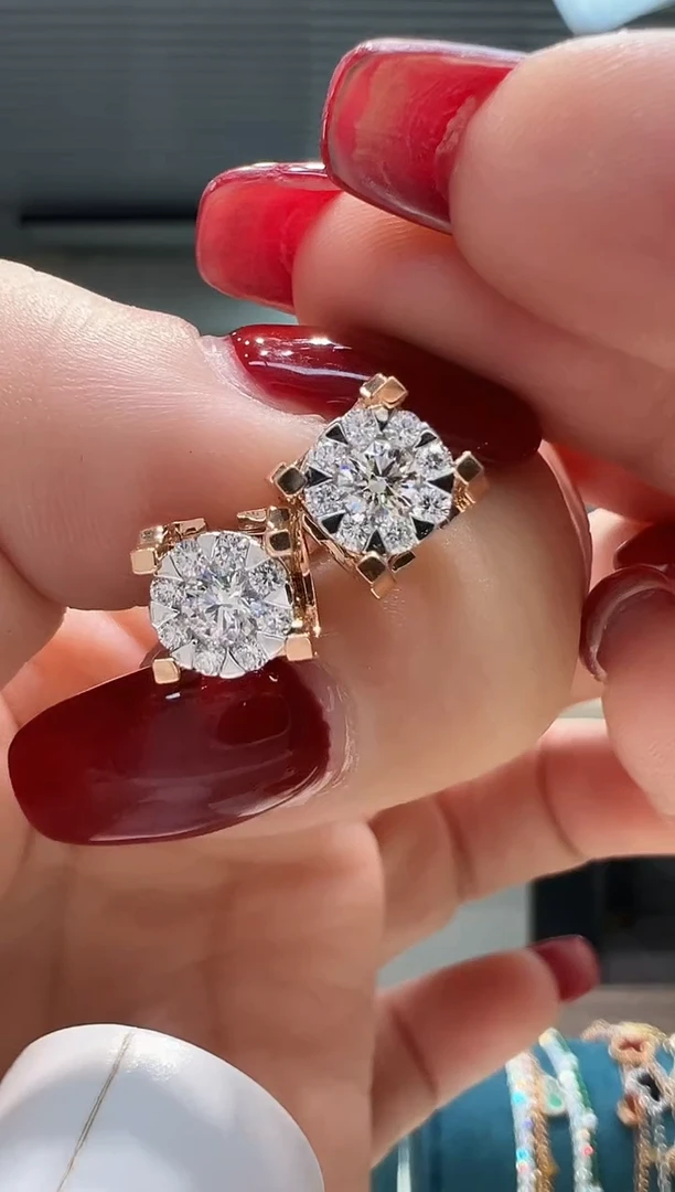 18K金镶嵌耳钉钻石A****บ钻石牛头耳钉K红