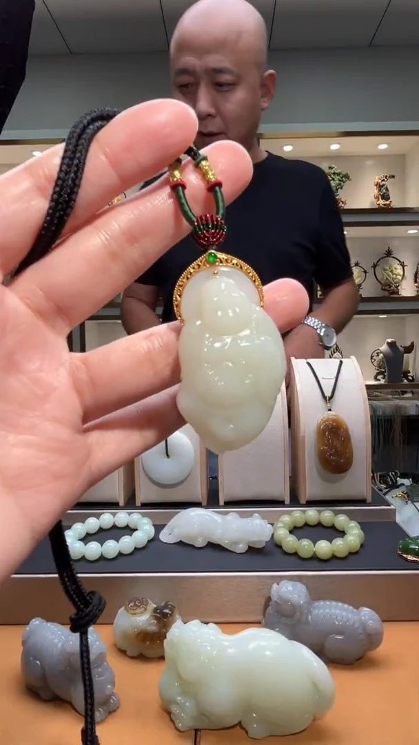 颈饰18K金镶嵌和田玉苏