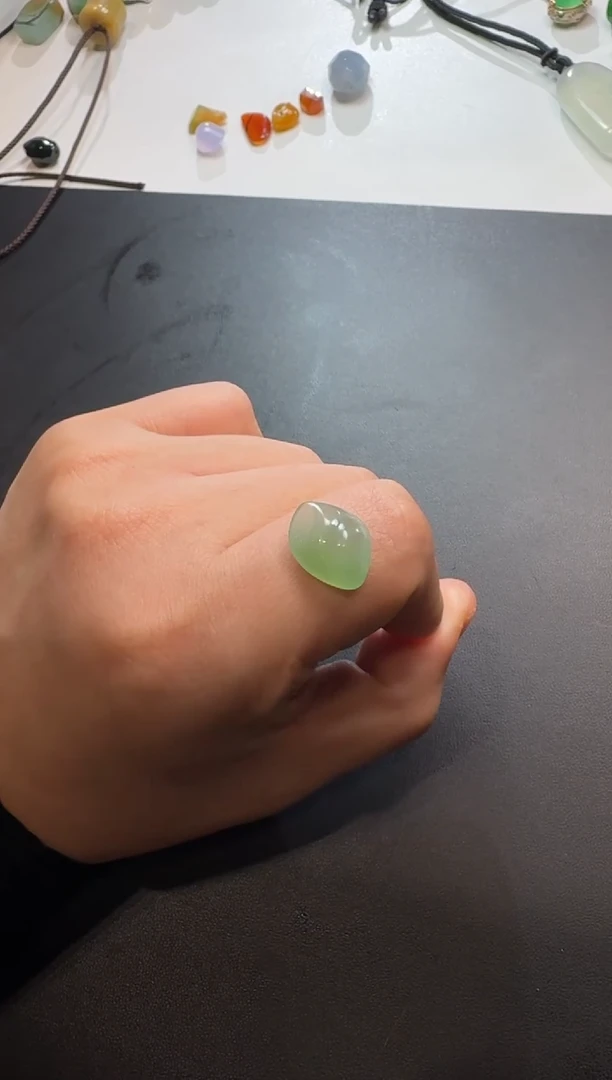 未镶嵌定制翡翠淡绿底裸石