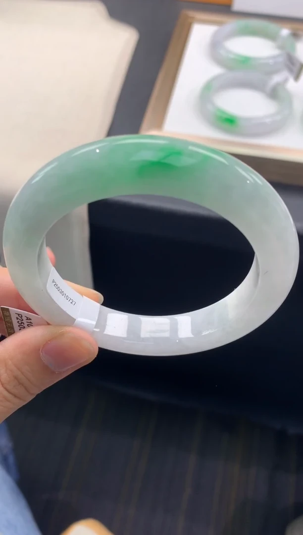 未镶嵌手镯翡翠退货需手镯吊牌标签完好