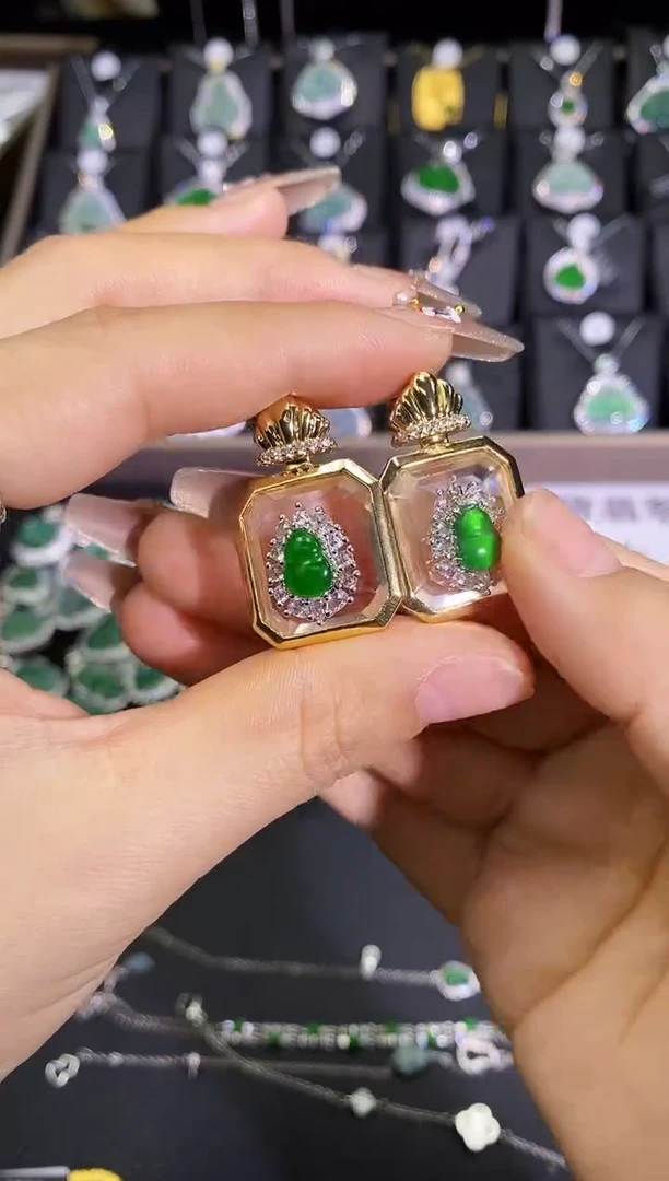 【闪购商品】翡翠吊坠(赠链)未镶嵌香水瓶吊坠