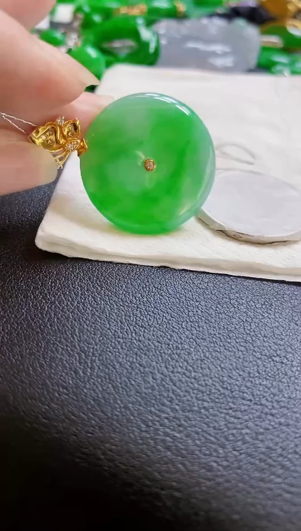 翡翠18K金镶嵌颈饰扣