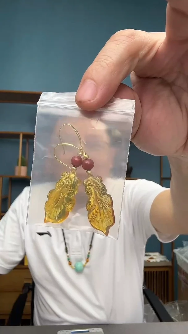 未镶嵌琥珀裸石@****)37（有瑕介意勿拍）