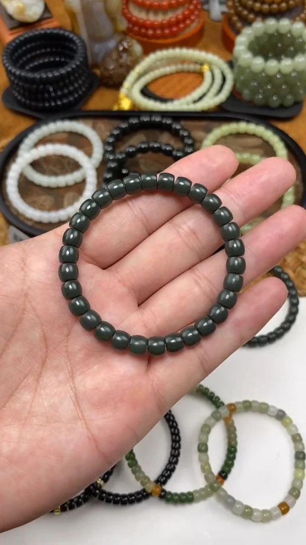 颈饰未镶嵌和田玉沙枣青手串