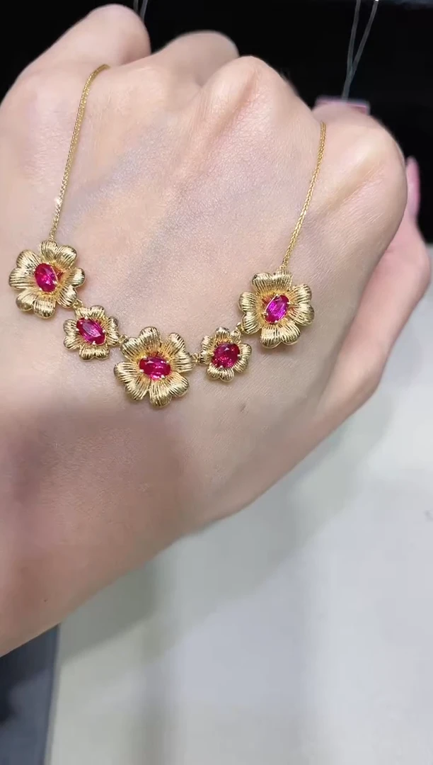 18K金镶嵌天然无烧红宝石项链花朵