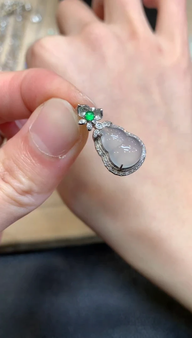 【闪购商品】翡翠颈饰18K金镶嵌葫芦【无服务费】