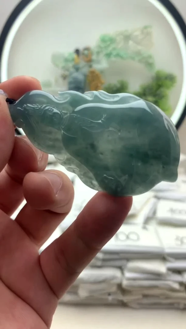 颈饰未镶嵌翡翠素衣观音