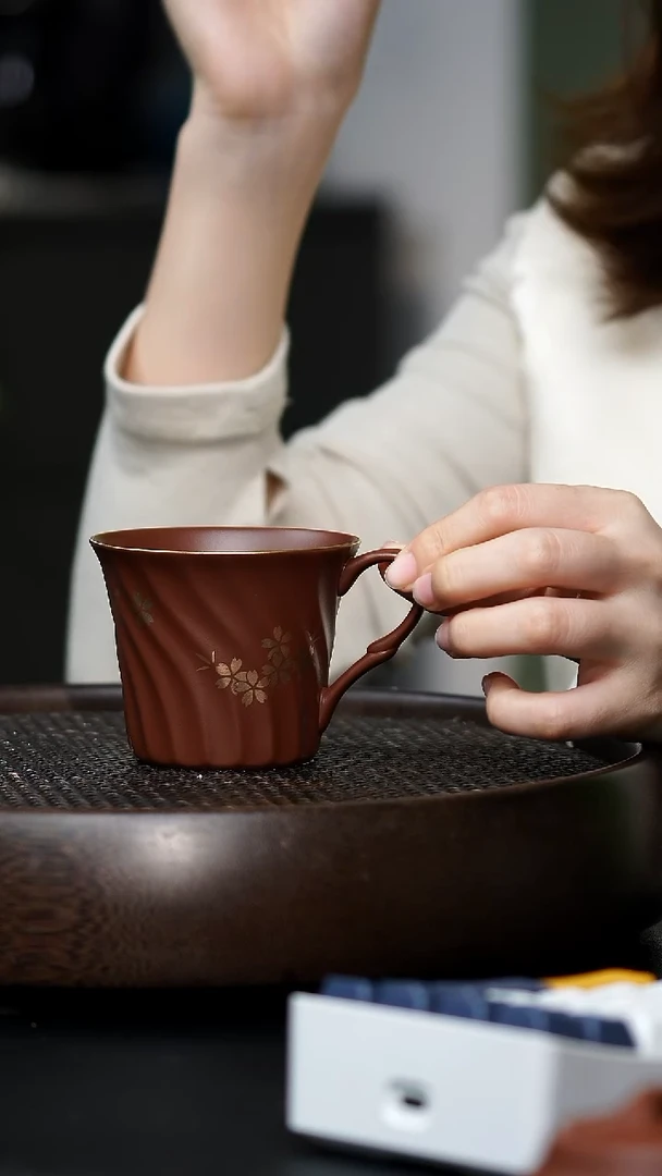 紫砂龙血砂带把旋螺金边主人杯