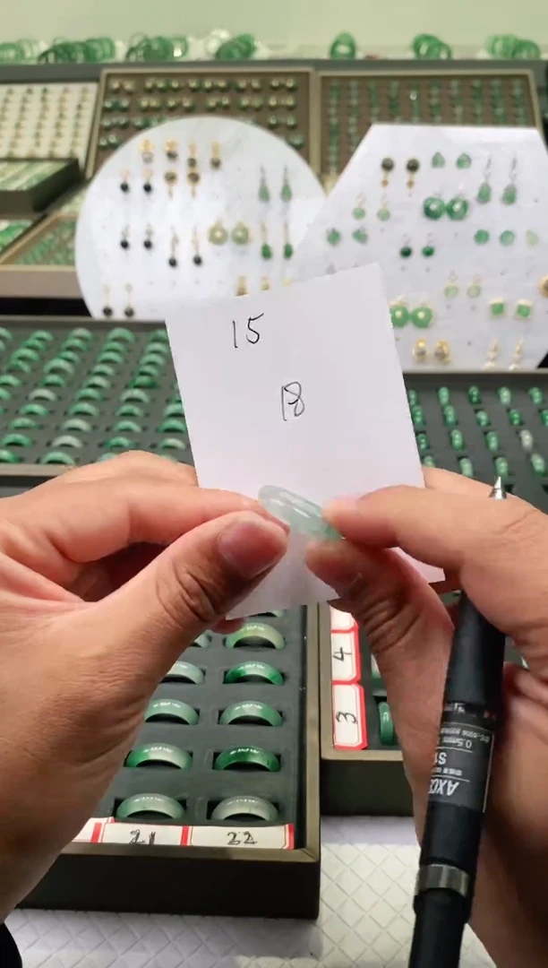 未镶嵌石英质玉（非洲翠）戒圈微瑕戒圈18