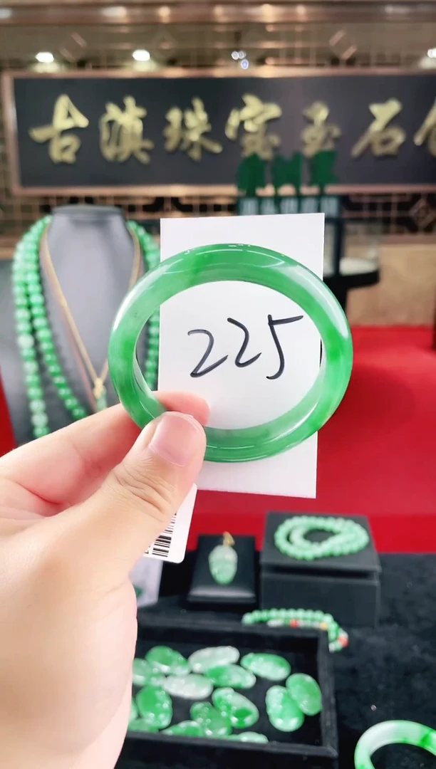 未镶嵌手镯石英质玉（非洲翠）微瑕一经发货运费不退介意勿拍