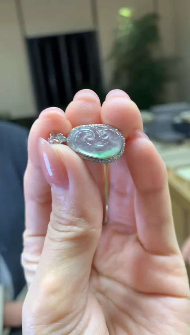 颈饰18K金镶嵌翡翠|不退不换
