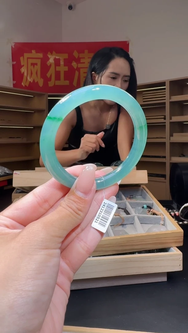 翡翠手镯未镶嵌姹**然56圈
