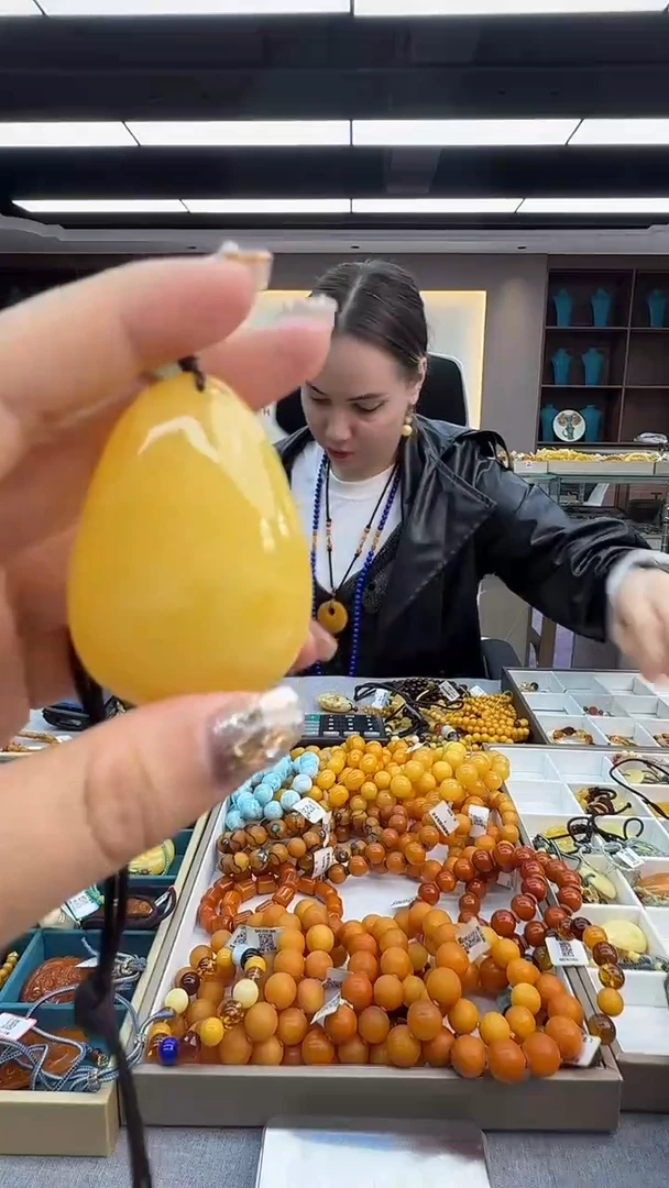 琥珀颈饰未镶嵌149秒拍号 假一罚三