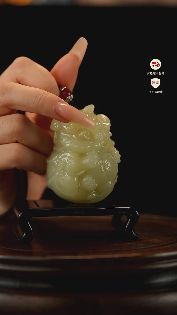 云南石竹叶青雕刻：醒狮抱球手把件