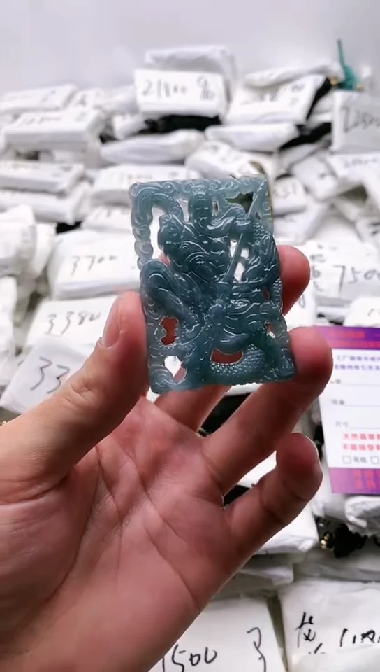 翡翠未镶嵌颈饰关公