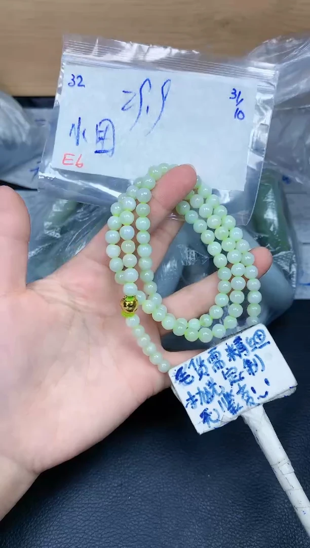 未镶嵌定制翡翠小***?32毛货需精细抛光挂件多样性拍一发一