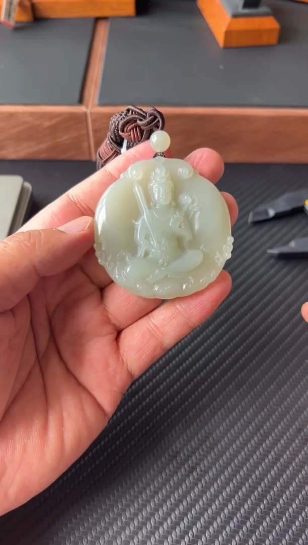 和田玉未镶嵌把件且末微色差近矿