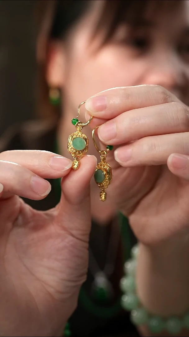 银S925镀金镶嵌翡翠耳饰满绿翡翠圆牌耳饰