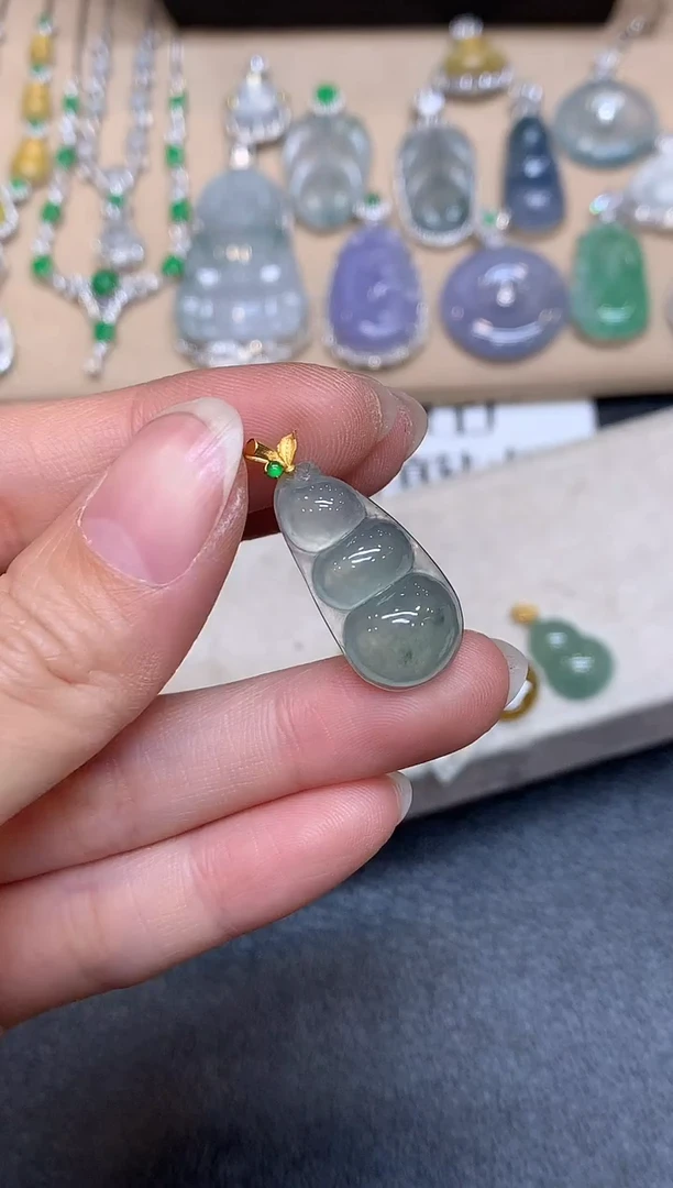 颈饰18K金镶嵌翡翠福豆【无服务费