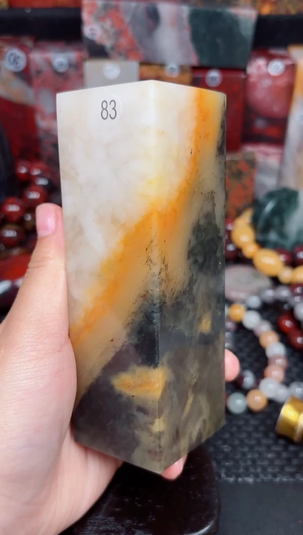 玉83号桂林鸡血玉印章摆件