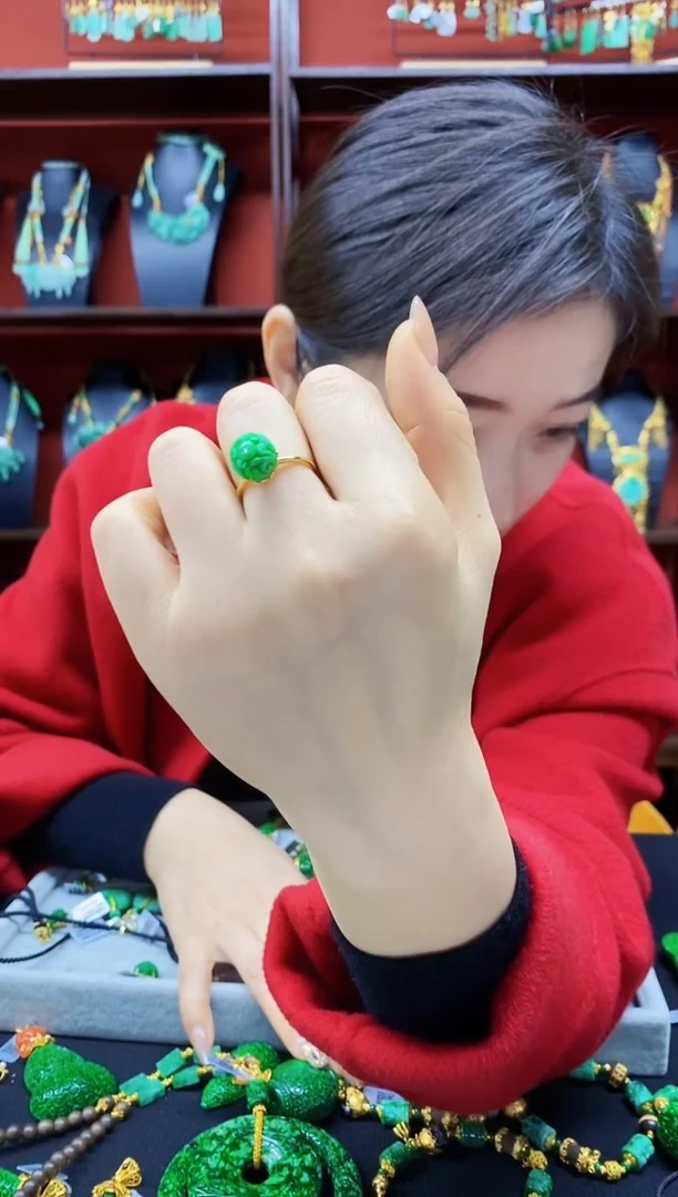 颈饰未镶嵌翡翠戒指