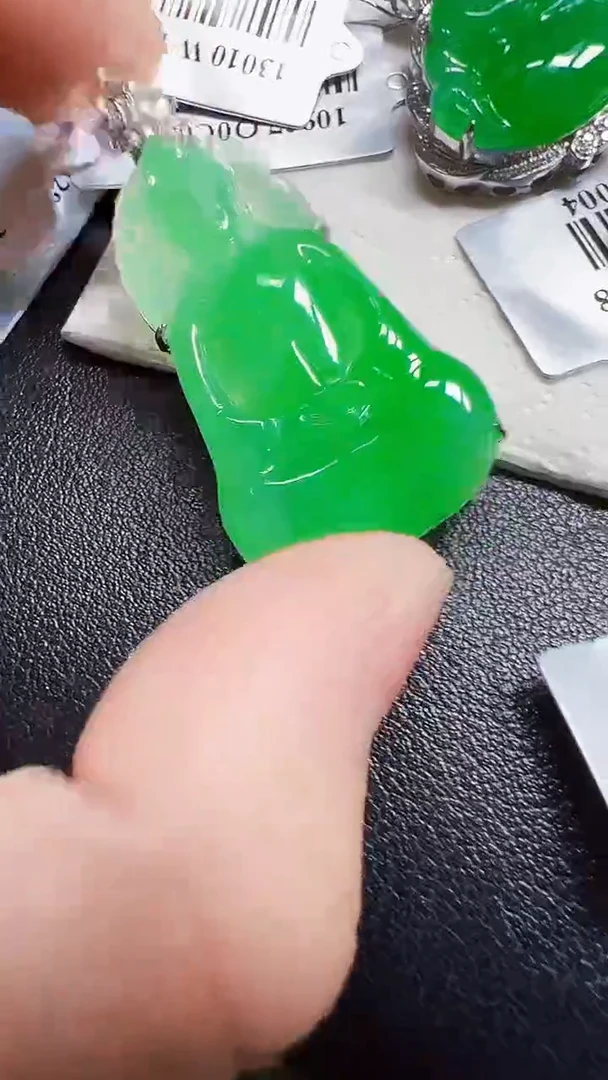 颈饰18K金镶嵌翡翠观音