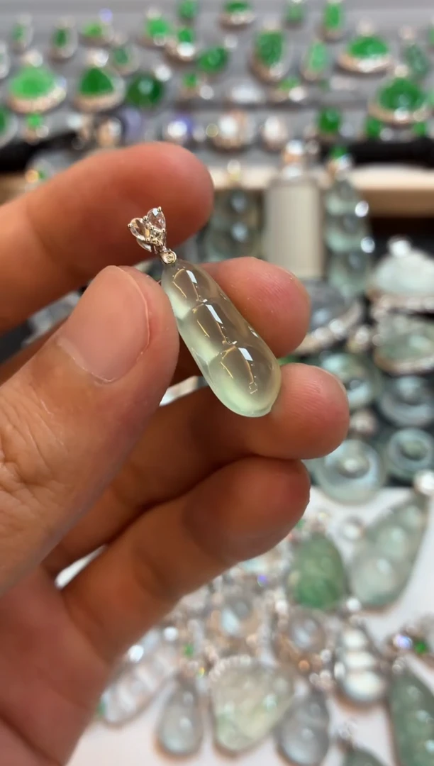 吊坠(不含链)18K金镶嵌翡翠豆子