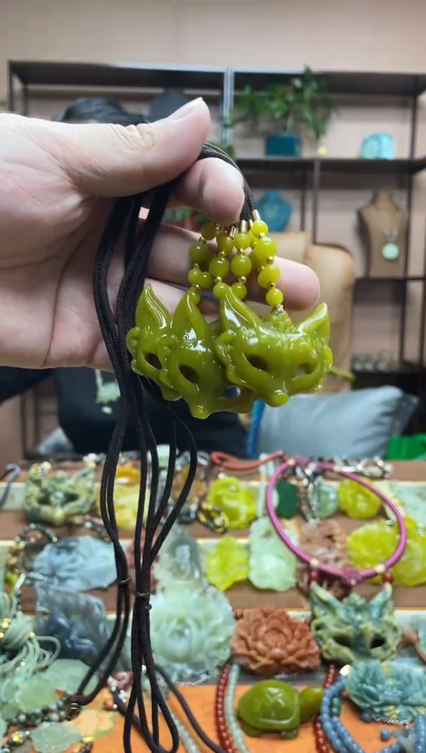 未镶嵌岫玉颈饰多样性发货发其中之一