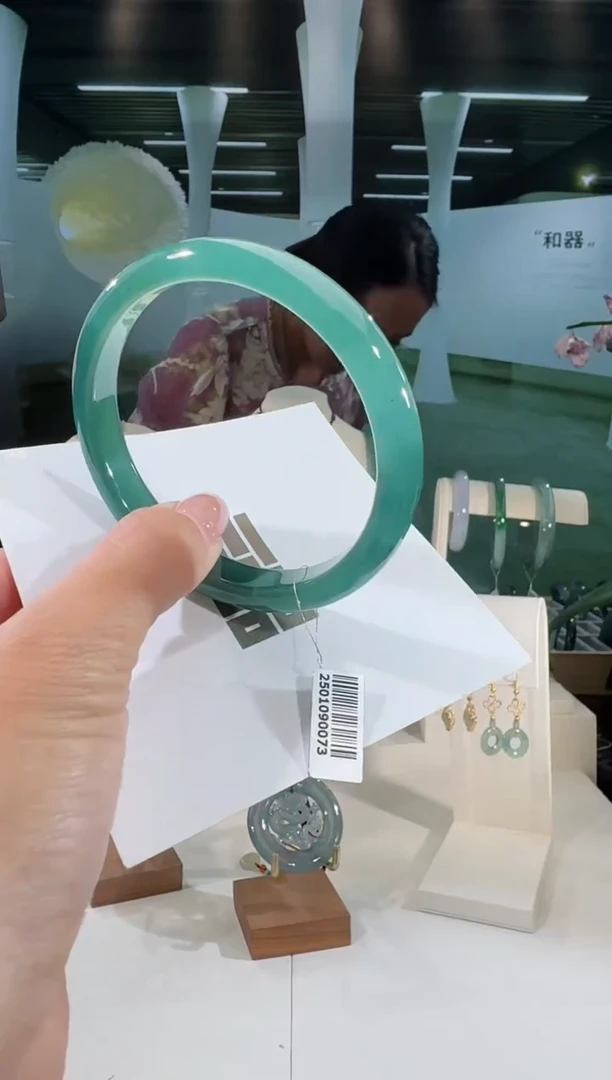 翡翠手镯未镶嵌60圈