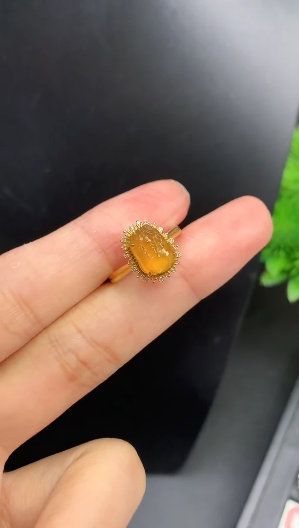 颈饰18K金镶嵌翡翠戒指