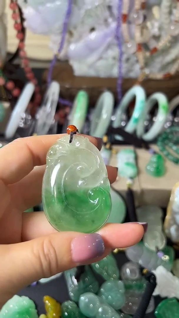 颈饰未镶嵌翡翠如意