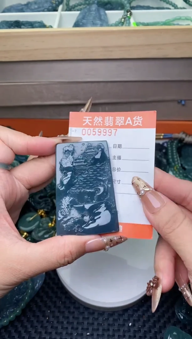 翡翠未镶嵌颈饰
