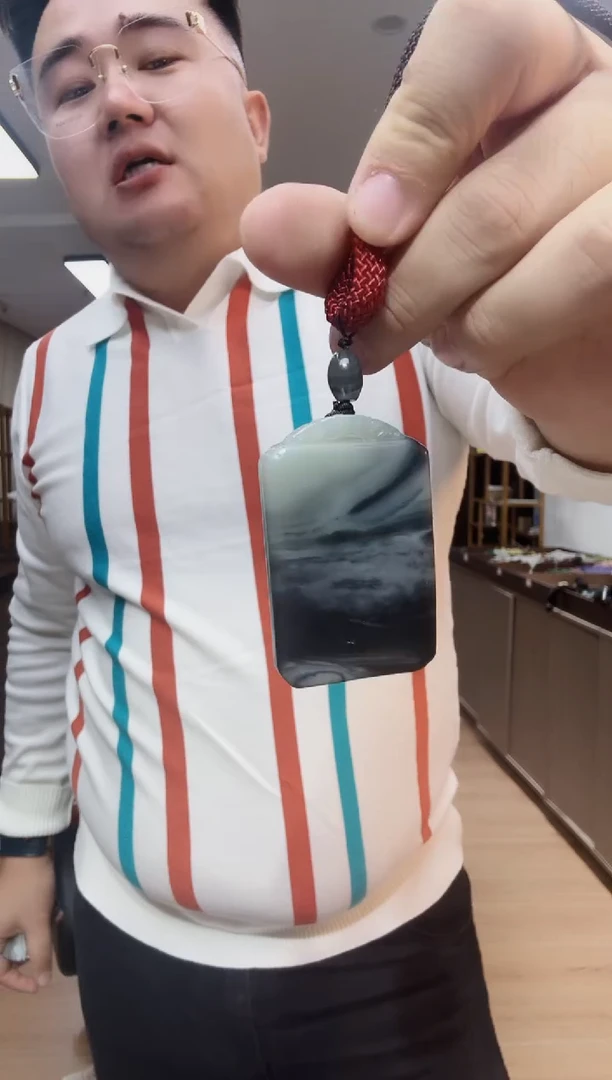 颈饰未镶嵌透闪石质玉 1