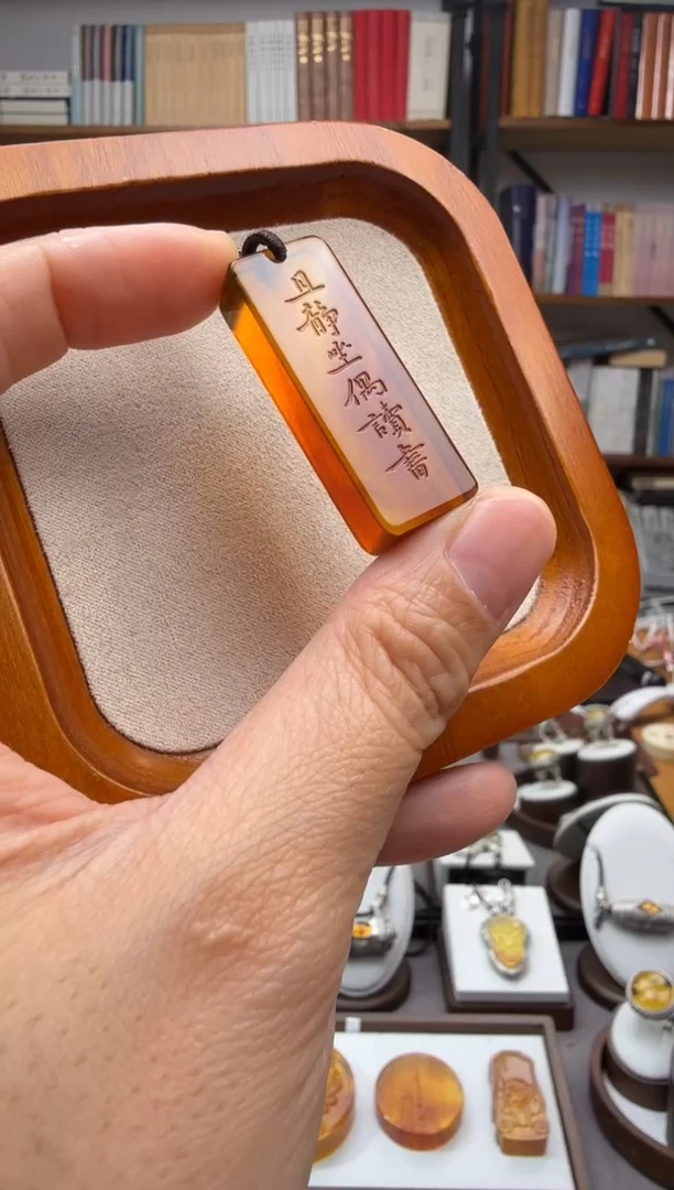 未镶嵌颈饰琥珀且静坐吊坠