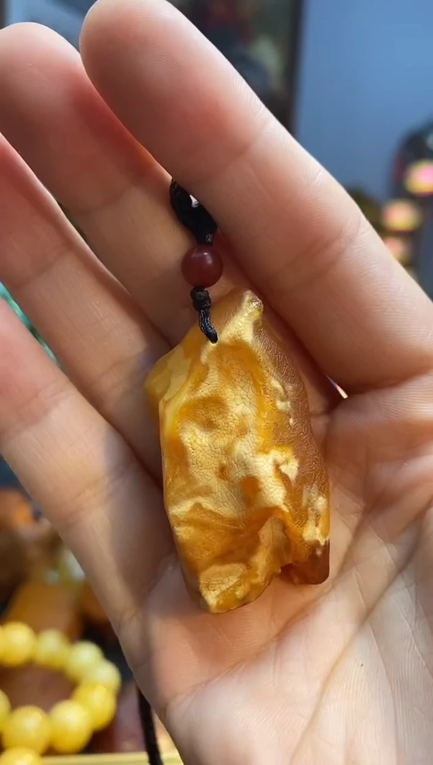 未镶嵌颈饰琥珀吊坠